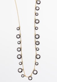 Collana a catena d'oro con impostazioni rotonde nere alternate e cristalli trasparenti di dimensioni variabili, creando un design strutturato e riflettente.