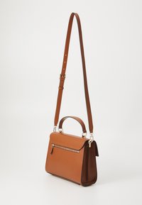 Borsa a tracolla in pelle marrone con un design strutturato, manico superiore, tracolla removibile e tasca frontale con zip. Texture liscia.