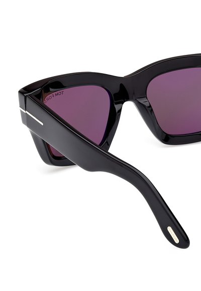 Ochelari de soare din plastic negru, cu un design îndrăzneț și unghiular. Lentilele cu nuanță purpurie și un accent argintiu pe sprijin subliniază stilul modern.