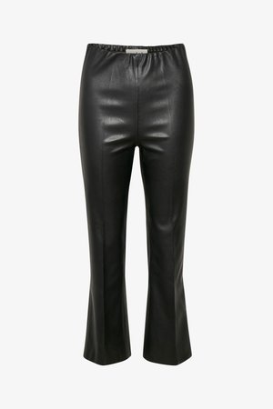 Schwarze High-Waist-Hose aus Kunstleder mit elastischem Bund und leicht ausgestellten Säumen, von vorne auf weißem Hintergrund gezeigt.