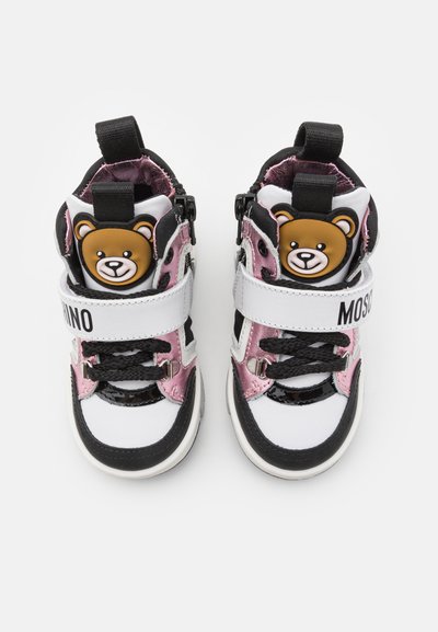 Barnas høye sneakers med svarte, hvite og rosa paneler, svarte lisser, borrelåsremmer og smilende bjørneansikter på tunger.