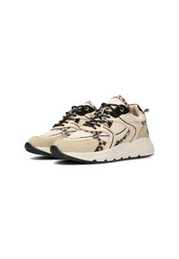Beige suède en mesh sneakers met zwarte accenten, dierenprintdetails en een dikke witte zool. Voorzien van ronde veters en een gevoerde tong.
