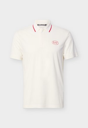 Valge lühikeste varrukatega polo särk punase äärisega krae ja väikese punase EA7 Emporio Armani logoga vasakul rinnal.