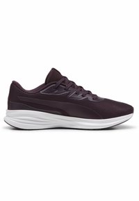 Zapatillas de running para hombre con parte superior de malla de color púrpura oscuro, que cuentan con una media suela blanca ligera y una suela texturizada para mayor tracción. Incluye sistema de cordones.