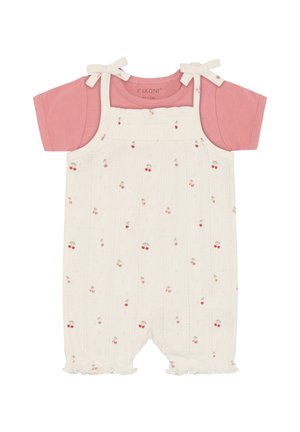 Różowa koszulka z krótkim rękawem pod kremowym kombinezonem z małymi nadrukami wiśni i wiązanymi ramiączkami na ramionach dla niemowlęcia.