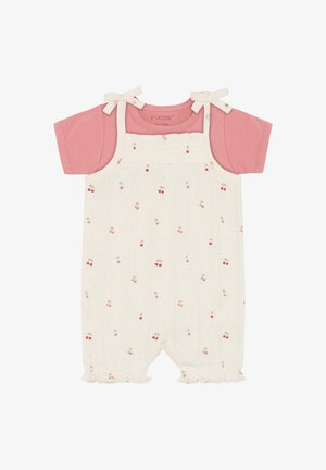 Lyserød kortærmet skjorte under cremefarvet romper med små kirsebærprint og bindebånd på skuldrene til en baby.