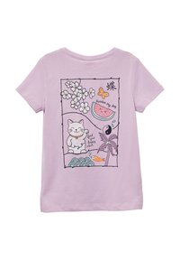 Lichtpaarse katoenen t-shirt met een gedrukt ontwerp van een kat, bloemige elementen, een vlinder, watermeloen en tropische accenten.