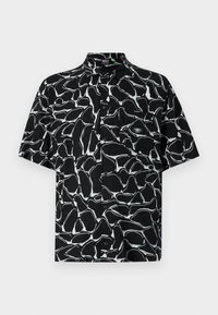 Černá košile s krátkým rukávem a bílým abstraktním vzorem, s knoflíkovým zapínáním, špičatým límcem a náprsní kapsou s malým logem.