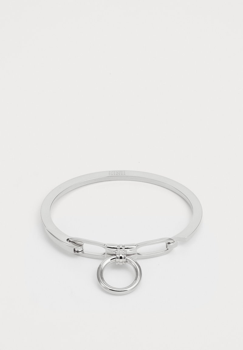Sølvarmbånd med et glatt, avrundet bangle-design, med en sentral sirkelring og en dekorativ spenne.