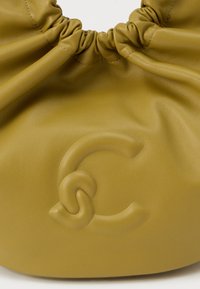 Borsa in pelle verde oliva con parte superiore arricciata, caratterizzata da dettaglio logo in rilievo. Texture liscia con cuciture lungo il bordo. Forma compatta.