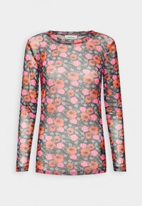 Haut noir transparent à manches longues avec motif floral rose, rouge et violet, encolure ronde et silhouette cintrée.