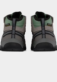 Γκρι και πράσινα αδιάβροχα μποτάκια πεζοπορίας με ψηλό αστράγαλο, υφασμένο καουτσούκ σόλα και αντίθετες μαύρες λεπτομέρειες από δίχτυ. Ενισχυμένη φτέρνα και λεπτομέρεια με λογότυπο.