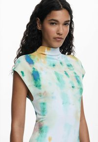 Robe à manches courtes en tissu léger avec un motif aquarelle en vert, bleu et pêches, dotée d'un col haut et de découpes au niveau des bras.
