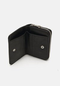 Calvin Klein Jeans SCULPTED ZIP AROUND DEBOSS - Lommebok - black