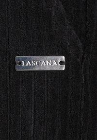 Schwarzer Stoff mit vertikaler gerippter Textur; an einer silbernen rechteckigen Marke, die "LASCANA" zeigt, sind zwei Löcher zum Durchfädeln angebracht.