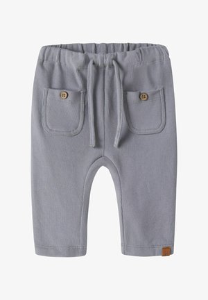 Pantalon bébé gris clair avec taille élastique, cordon devant, deux poches boutonnées et une petite étiquette marron près de l'ourlet.