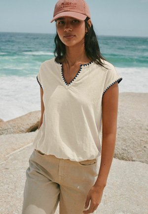 Next, REGULAR FIT - BUBBLEHEM NOTCH NECK WHIPSTITCH SHORT SLEEVE TOP . - Nyomott mintás póló - white