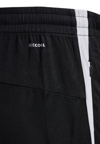 Shorts de sport noirs avec taille élastique, bande latérale blanche verticale, poche zippée et texte "BE ECOOL" à l'avant.