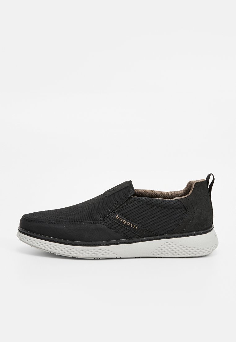 Schwarze Slip-On-Sneaker mit strukturiertem Obermaterial, beiger Innenauskleidung, Zuglasche an der Ferse und weißer Sohle mit einem gemusterten Grip, seitlich mit "bugatti" markiert.
