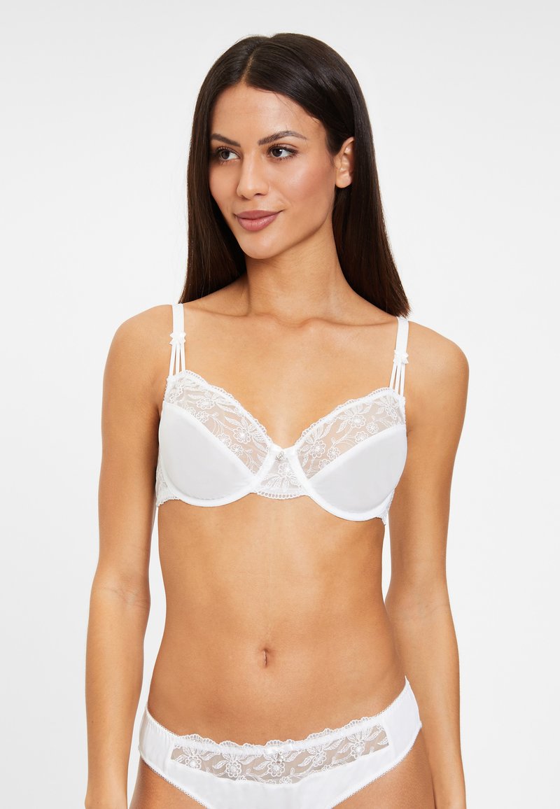 Witte kanten en satijnen bh met bloempatronen, onder draadsteun, verstelbare bandjes en een gladde textuur. Bijpassend wit ondergoed.