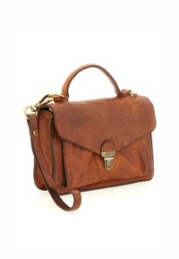 Borsa a tracolla in pelle marrone con design strutturato, patta frontale, accessori in tonalità oro e tracolla removibile. Dettaglio di superficie testurizzata.
