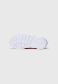 Nike-Sneaker-Sohle, weißer Gummi mit strukturiertem Grip, mit einem zentralen Logo und gemusterten Profilen für Traktion.