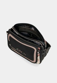 Borsa nera a più scomparti con dettagli rosa, superficie testurizzata, cerniere e un logo decorativo. L'interno presenta una fodera a motivo.