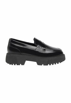 Mocassins en cuir noir avec une semelle en caoutchouc épaisse, comprenant une bride décorative et des détails de couture en relief. Tige lisse et semelle texturée.