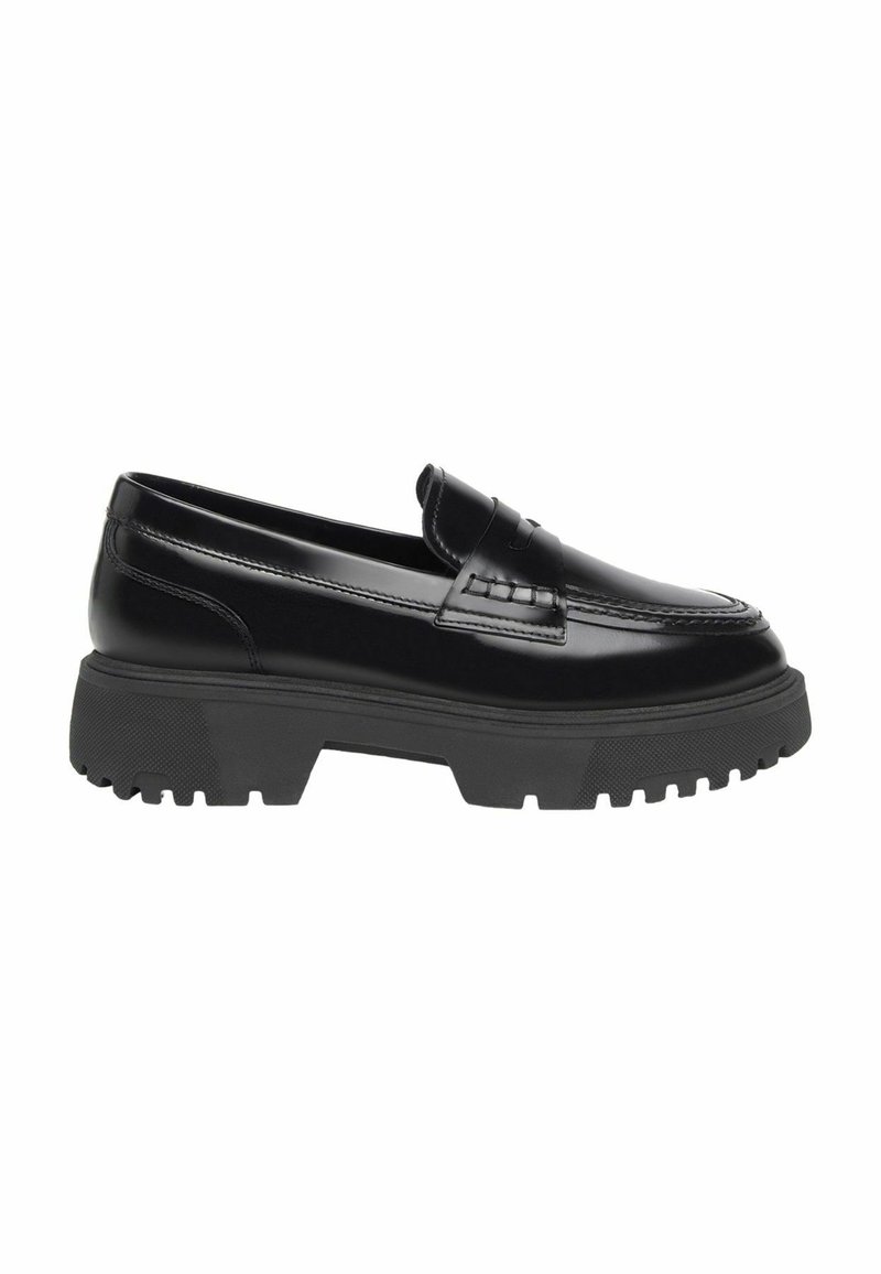 Mocassins en cuir noir avec une semelle en caoutchouc épaisse, comprenant une bride décorative et des détails de couture en relief. Tige lisse et semelle texturée.