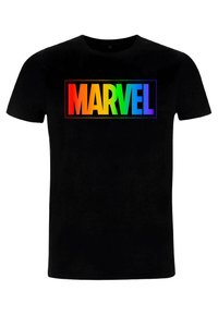Czarny T-shirt z wielokolorowym logo "MARVEL" w prostokątnym kształcie, prezentującym kolory: czerwony, pomarańczowy, żółty, zielony, niebieski i fioletowy.