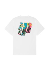 T-shirt blanc à manches courtes avec un grand motif coloré en "P" et le mot "prince" en texte vertical dans le dos.