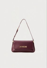 Sötétlila bőrből készült válltáska állítható pánttal és arany "LOVE MOSCHINO" logóval az első fedéllel.