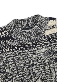 Marineblauer und cremefarbener Strickpullover mit hohem Kragen und strukturiertem Zopfmuster, aus weichem, grobem Strick mit kontrastierenden Streifen.