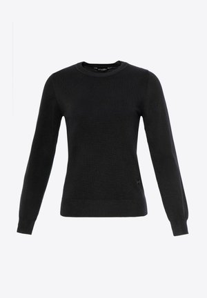 Zwarte gebreide trui met lange mouwen, ronde halslijn, ribbelboorden en zoom. Heeft een subtiel merkteken aan de onderste kant. Zachte textuur.