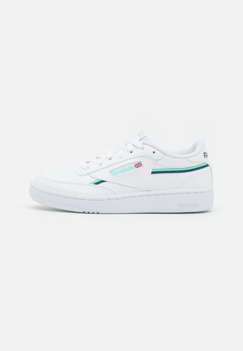 Biele kožené tenisky s nízkym profilom, s tyrkysovým pruhom, textúrovanou gumovou podrážkou a logom Reebok na boku a jazyku.