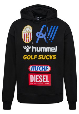Czarna bluza z kapturem i sznurkami z wieloma logo i tekstem, w tym z odznaką Lanerossi Vicenza, niebieskim stylizowanym "A!!!", hummel, żółtym "GOLF SUCKS," MSCHF oraz czerwoną metką Diesel.