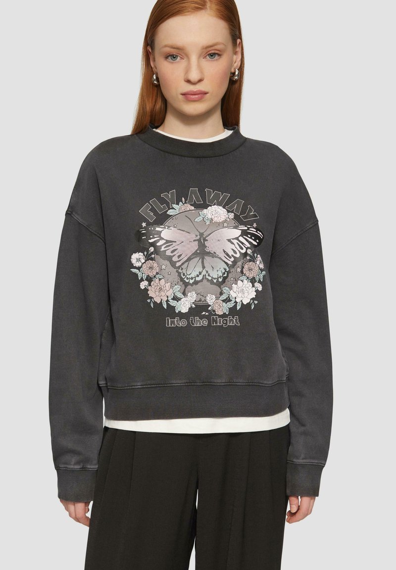 Ciemnoszara, oversize bluza z bawełny, z graficznym motywem motyla otoczonego kwiatami i napisem. Rybrowany dekolt i mankiety.