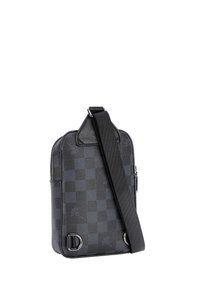 Černá taška s kostkovaným vzorem, texturovaným povrchem, zapínáním na zip a nastavitelným popruhem. Má kovové doplňky.