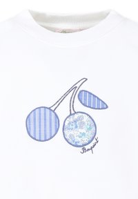 Sweatshirt blanc avec des cerises brodées en bleu, comprenant un design circulaire à rayures et un autre à motif floral, agrémenté de texte.