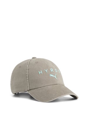 Lichtbruine baseballpet met gebogen klep, geborduurd met "HYROX" en een Puma-logo in lichtblauw op het voorpaneel.
