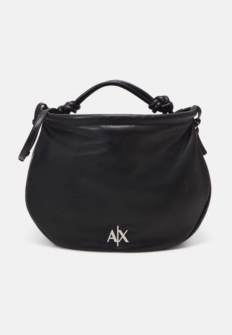 Sac à main en cuir noir avec une forme incurvée, poignée nouée, bandoulière réglable et logo argenté "A|X" sur le devant.