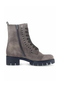 Bottine grise en daim avec fermeture éclair latérale, semelle noire chunky à crampons, lacets à l'avant avec œillets noirs, et languette arrière.