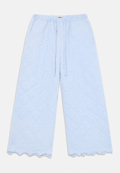 Svetlomodré široké nohavice s kvetinovou čipkovanou textúrou, elastickým pásom, šnúrkou na zaväzovanie a vlnitými okrajmi lemovania.