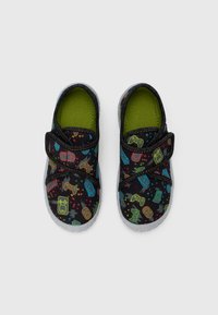 Svarte stoffsko med et fargerikt spillmønster, med grønt indre og justerbare borrelåsstropper. Grå gummisåler.