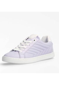 Fialové syntetické tenisky s bílými akcenty, vybavené texturovaným chevron vzorem, kulatou špičkou a bílými tkaničkami. Gumová podrážka s gripem.