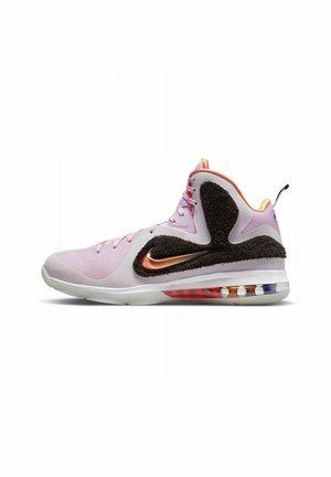 High-top sportschoen in lichtroze met zwarte structuurpaneel en koperen Nike-swoosh, voorzien van zichtbare luchtvering in de zool.
