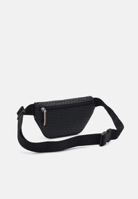 Černý ledvinka s texturovaným vzorem, s praktickým zipem a nastavitelným popruhem. Disponuje elegantním, zakřiveným tvarem vhodným pro každodenní nošení.