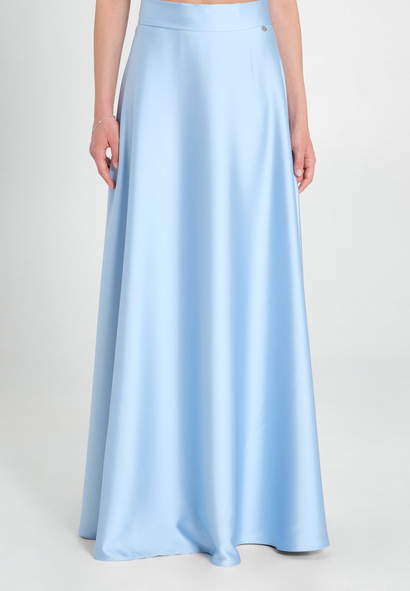 Hellblaues Maxikleid aus glattem Stoff, mit einem taillierten Bund und einem kleinen Logo-Akzent. Bodellang mit einem fließenden Design.