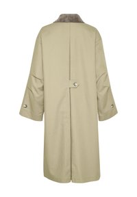 Beige külső kabát gallérral, gombos záródással és széles ujjal. A hátsó részen középső varrás és egyetlen gomb részlet található.