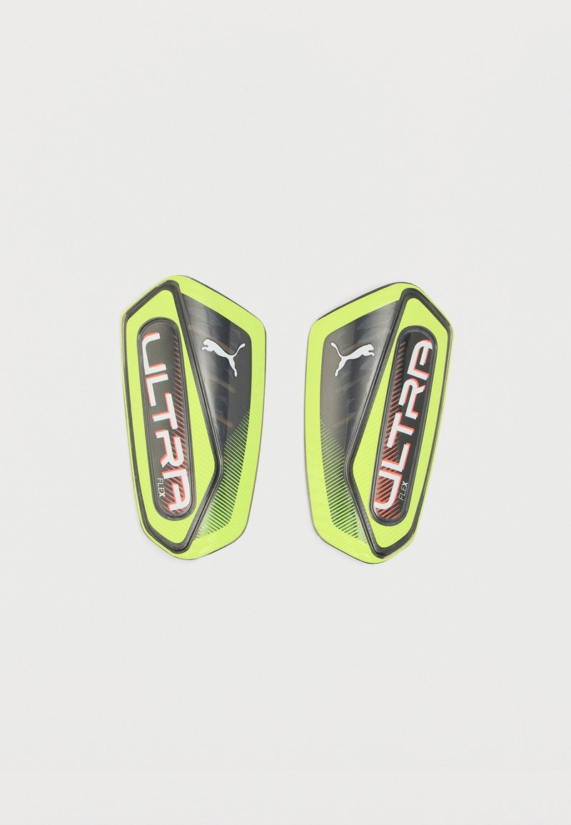 Ζεύγος κίτρινων και μαύρων ποδοσφαιρικών προστατευτικών για κνήμη Puma Ultra Flex με κόκκινα γράμματα σε λευκό φόντο.